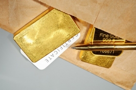 Золото дешевеет на фоне роста котировок остальных драгмателлов