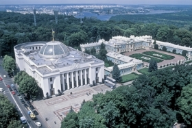 Парламент Украины одобрил планы правительства по ограничению дефицита госбюджета в 2013г на уровне 0,8-1%