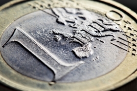 Евро на межбанке потерял 8 копеек