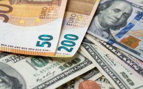 В ближайшие шесть месяцев курс евро к доллару США упадет до $0,90 - эксперты